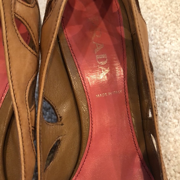 PRADA VINTAGE TAN LEATHER PUMPS - Picture 3 of 10
